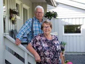 Berit og Kjell Bragstad på trappa