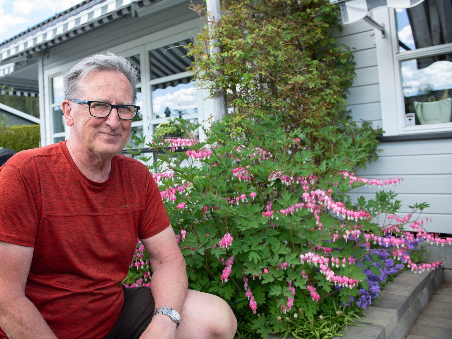 Stein Bakken ved blomsterbed