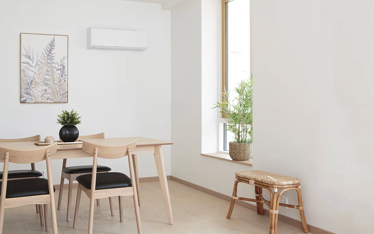 Toshiba varmepumpe på vegg i spisestue
