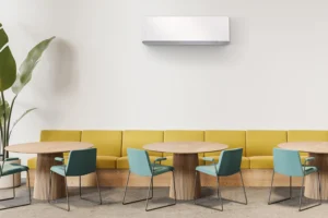 Toshiba Polar NXT 50 varmepumpe, i fargen hvit i en liten café.